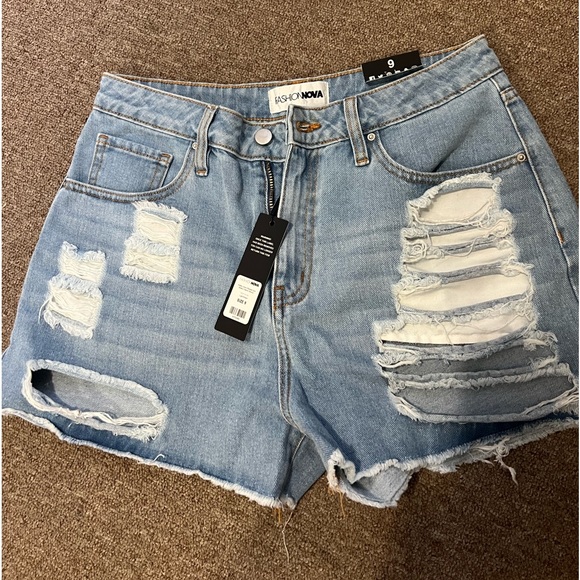 Fashion nova Ripped non stretch Denim shorts - size 9 - Picture 3 of 4